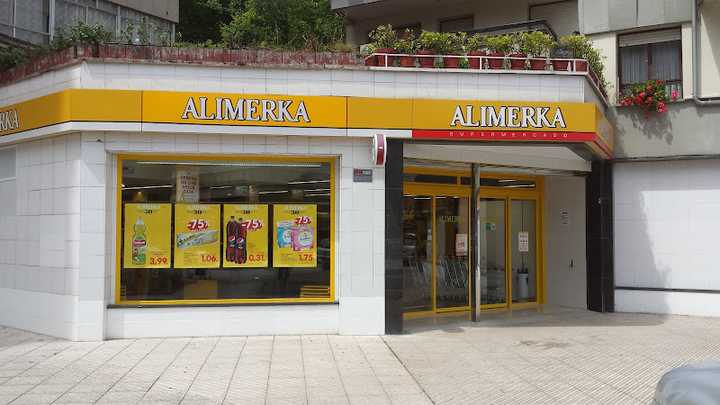 Fotografia tomada fuera de Supermercados Alimerka - Supermercado en Salinas, Asturias