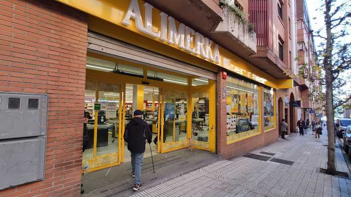 Fotografia tomada fuera de Supermercados Alimerka - Supermercado en Oviedo, Asturias