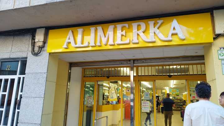 Fotografia tomada fuera de Supermercados Alimerka - Supermercado en La Bañeza, León