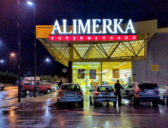 Fotografia tomada fuera de Supermercados Alimerka - Supermercado en Ribadesella, Asturias