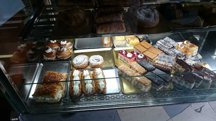 Fotografia tomada fuera de Cafetería FORUM - Cafetería en Alanís, Sevilla