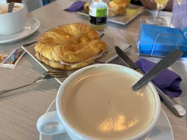 Fotografia tomada fuera de Cafetería Fusión - Heladería en Viveiro, Lugo