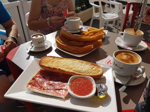 Fotografia tomada fuera de Cafetería Heladería Burbujas - cafeterías en Coria, Cáceres