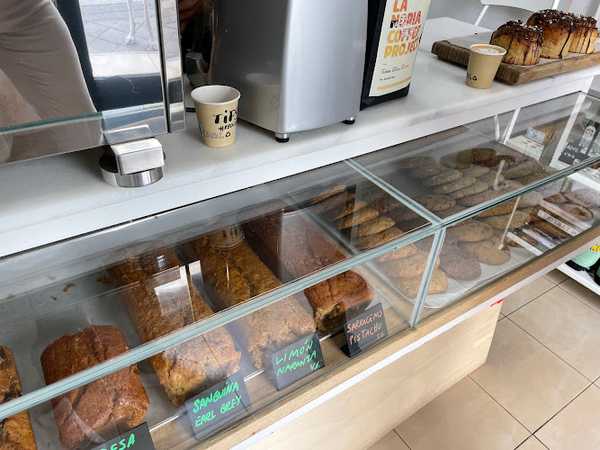 Fotografia tomada fuera de #REPOSTED (bizcochería de masa madre) - Pastelería en Madrid, Madrid