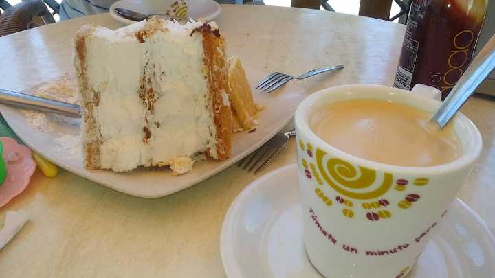 Fotografia tomada fuera de Cafetería Heladería Pastelería Vero’s. - Cafetería en La Carlota, Córdoba