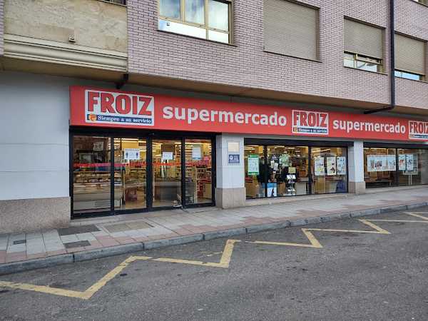Fotografia tomada fuera de Supermercados Froiz - Supermercado en León, León
