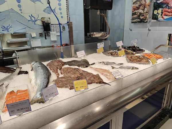 Fotografia tomada fuera de Supermercados Froiz - Supermercado en Foz, Lugo