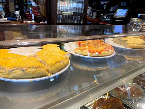 Fotografia tomada fuera de Cafetería Kuman - cafeterías en Torrelavega, Cantabria