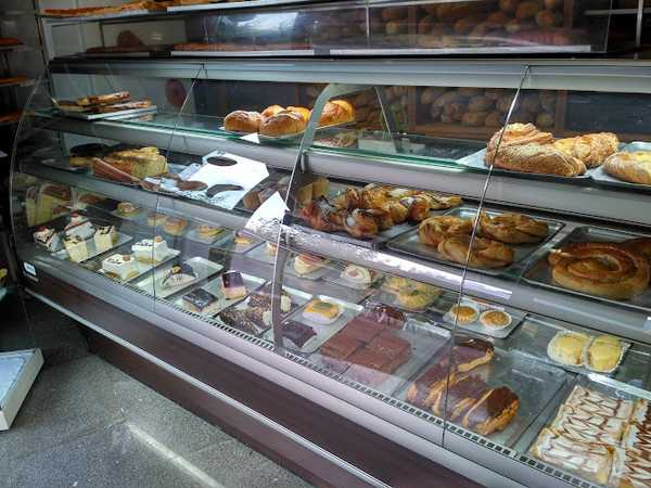 Fotografia tomada fuera de Cafetería L'Artesa - cafeterías en Ujo, Asturias