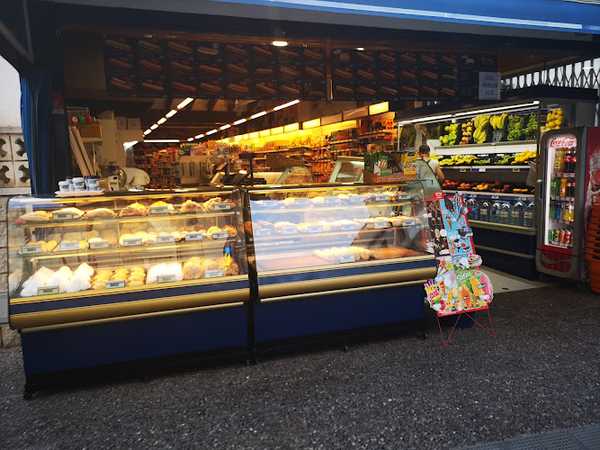 Fotografia tomada fuera de Supermercat Croissanteria Parés - Botiga de barri en Tossa de Mar, Girona