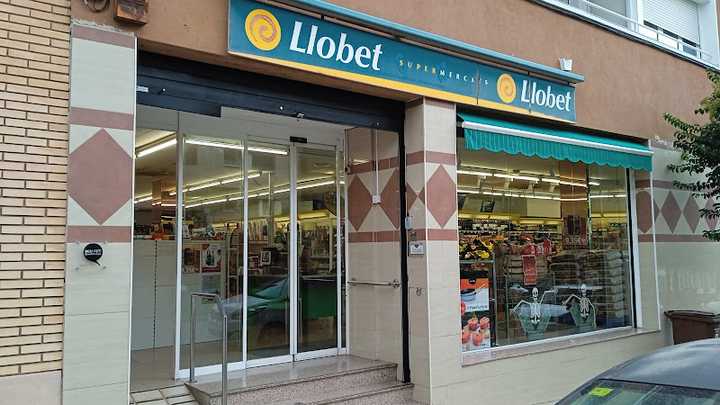 Fotografia tomada fuera de Supermercat Llobet - Supermercado en Sant Joan de Vilatorrada, Barcelona