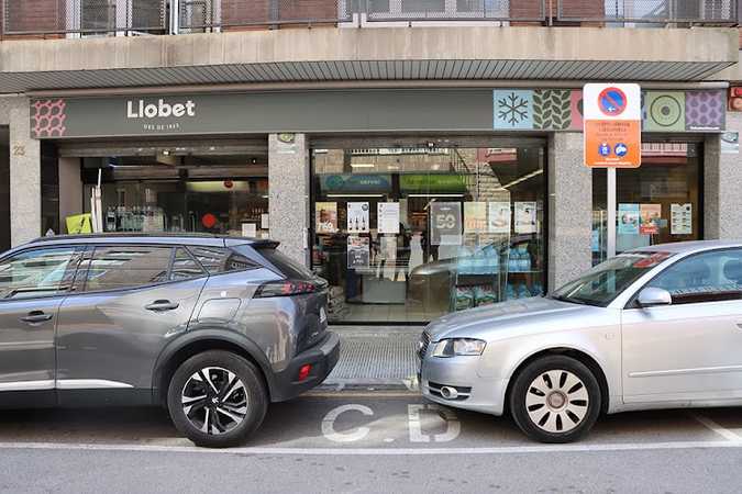 Fotografia tomada fuera de Supermercat Llobet - Supermercado en Igualada, Barcelona