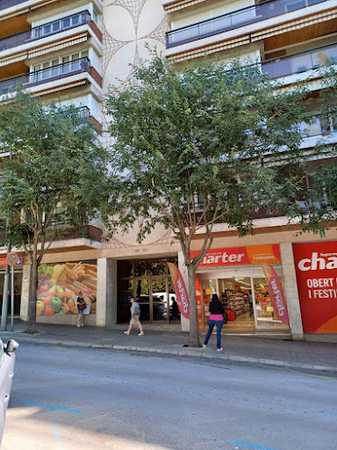 Fotografia tomada fuera de Supermercats Charter - Supermarché en Berga, Barcelona
