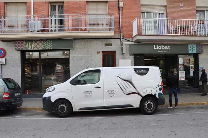 Fotografia tomada fuera de Supermercats Llobet - Tienda de alimentación en Igualada, Barcelona