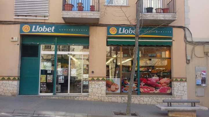 Fotografia tomada fuera de Supermercats Llobet - Supermercat en Moià, Barcelona