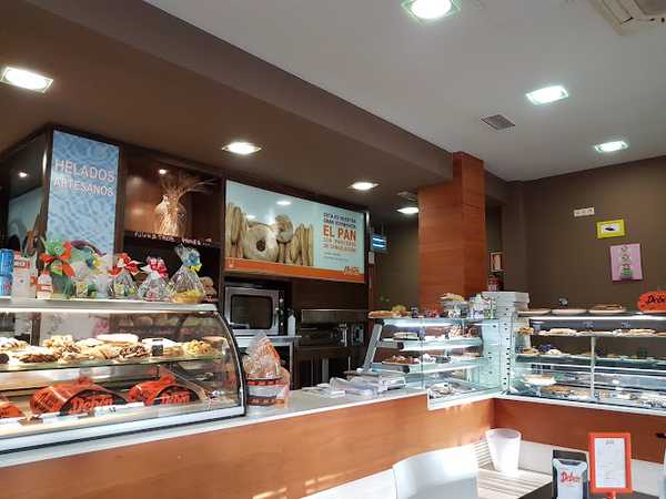 Fotografia tomada fuera de Tahonas Debén - cafeterías en Oleiros, A Coruña