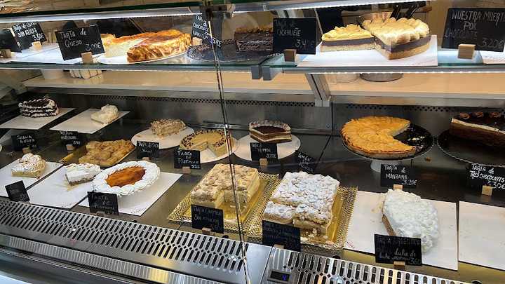 Fotografia tomada fuera de Tartas Cristina · Pastelería Artesana - Pastelería en Granada, Granada
