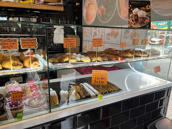 Fotografia tomada fuera de Cafeteria La Plaça Forn de pa - Panadería en Cornellà de Llobregat, Barcelona