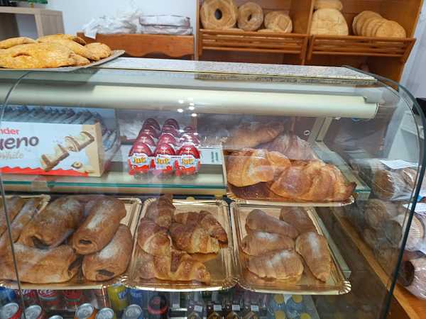 Fotografia tomada fuera de TIENDA Pan Y Dulces La Suiza Manchega - Tienda de alimentación en Ayna, Albacete