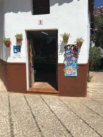 Fotografia tomada fuera de Tienda Alba (donde comprar pan de horno de leña delicioso) - Tienda de alimentación en Los Marines, Huelva