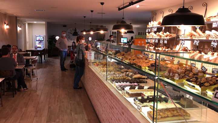 Fotografia tomada fuera de Cafetería Los Caprichos de Patricia - cafeterías en Paracuellos de Jarama, Madrid