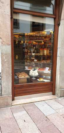 Fotografia tomada fuera de Ultramarinos Casa Buj - Tienda de alimentación en Llanes, Asturias