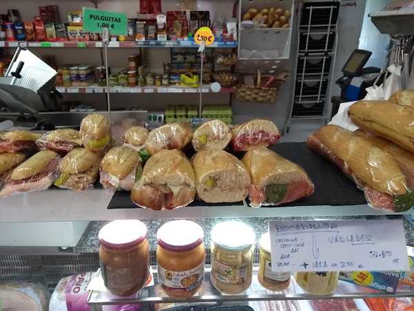 Fotografia tomada fuera de Ultramarinos Iturri-Denda - Tienda de alimentación en Busturia, Bizkaia