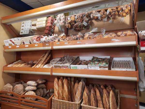Fotografia tomada fuera de Ultramarinos La Rosa de los vientos - Tienda de alimentación en San Justo de la Vega, León