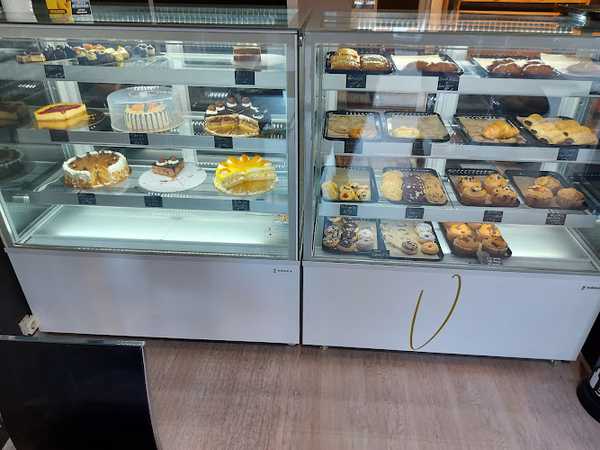 Fotografia tomada fuera de valentino bakery - Pastelería en Fuenlabrada, Madrid