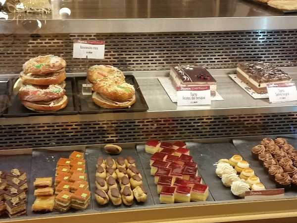 Fotografia tomada fuera de Viena Capellanes - Pastry shop en Madrid, Madrid