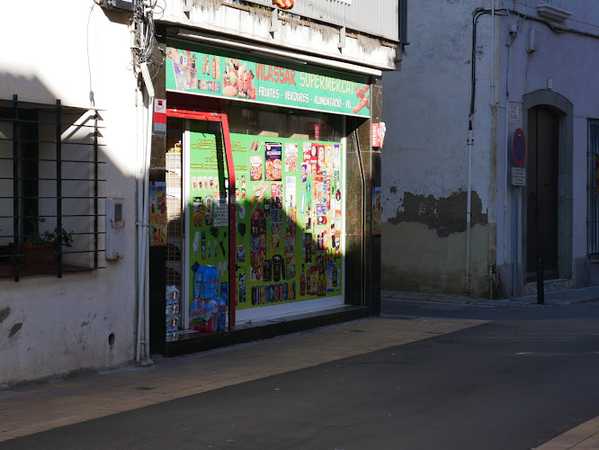 Fotografia tomada fuera de Vilassar Supermercat - Botiga en ViIassar de Mar, Barcelona