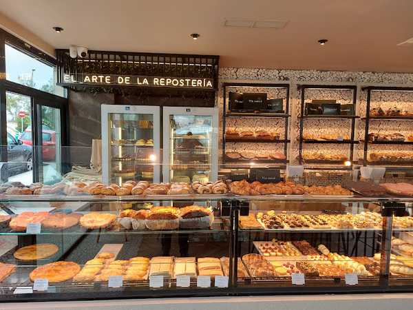Fotografia tomada fuera de Viz cotxé - Cafetería en Torrelodones, Madrid
