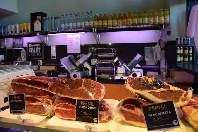 Fotografia tomada fuera de Xarcuteria I Carnisseria Pere Roca - Carnisseria en Banyoles, Girona