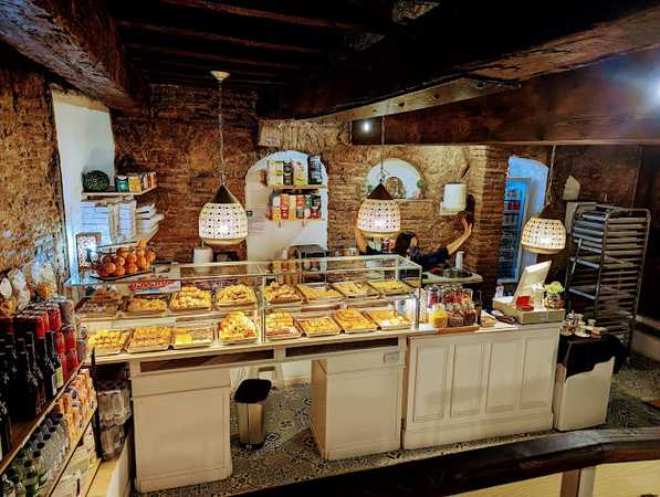 Fotografia tomada fuera de Ziríes Granada - Pastelería en Granada, Granada