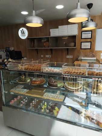 Fotografia tomada fuera de Al-Wiam Coffee & Bakery - Pastelería en Vic, Barcelona