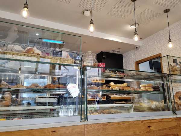 Fotografia tomada fuera de Cafetería Panadería D PAN - cafeterías en Granada, Granada