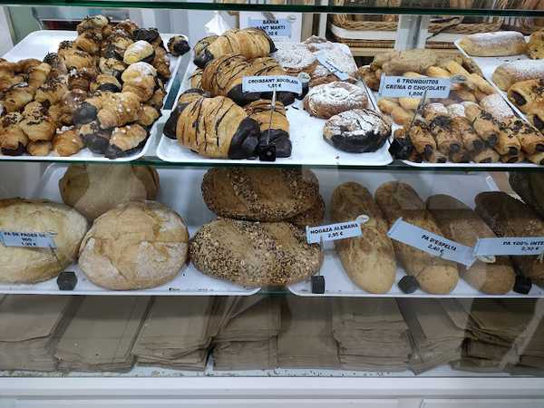 Fotografia tomada fuera de Cafetería Panadería Pastelería Elena - Forn de pa en Barcelona, Barcelona