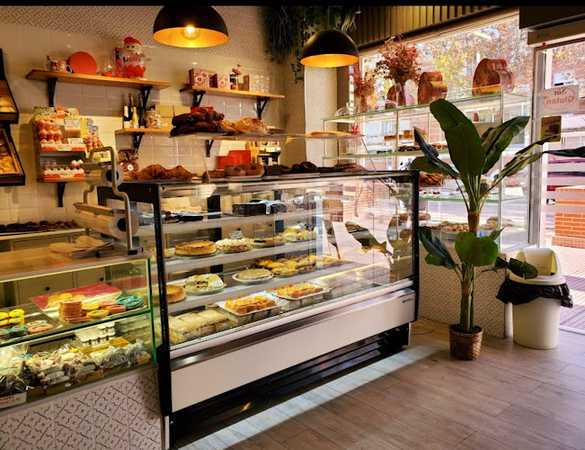Fotografia tomada fuera de Cafeteria Pasteleria Bamby - cafeterías en Alcalá de Henares, Madrid