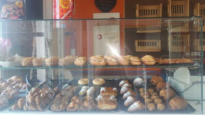 Fotografia tomada fuera de + QUE DOLÇ - Cafetería en Palau-solità i Plegamans, Barcelona