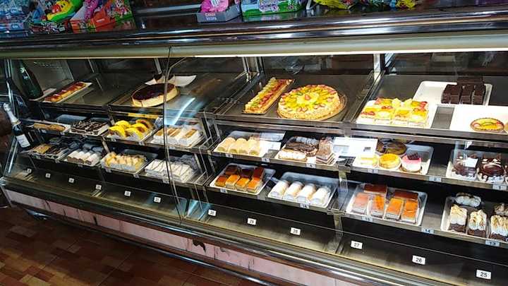 Fotografia tomada fuera de Cafetería Pastelería María - Pastelería en Aguadulce, Almería