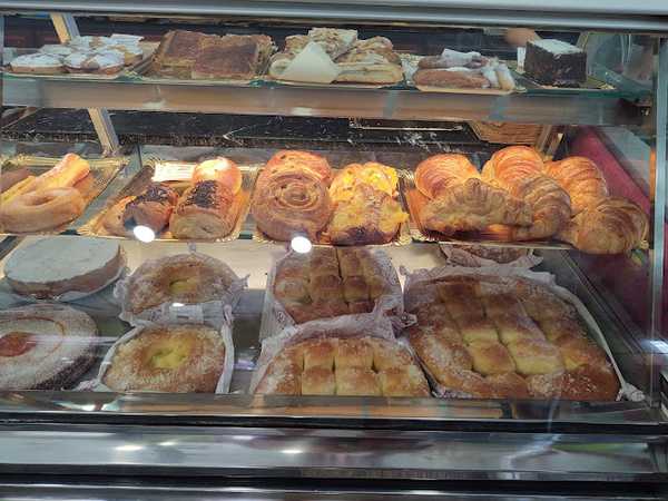 Fotografia tomada fuera de Cafetería Pastelería Valencia _ Stollen - Panadería en Ferrol, A Coruña
