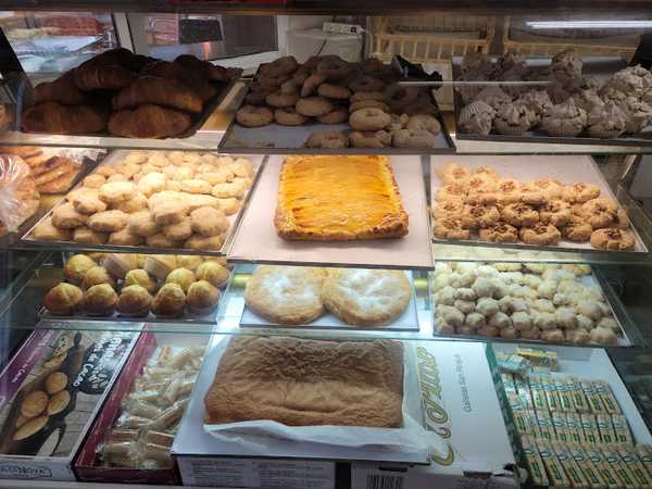 Fotografia tomada fuera de cafeteria plaza - cafeterías en Ledaña, Cuenca