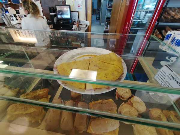 Fotografia tomada fuera de Cafetería Restaurante Fuensanta - Pastelería en Santovenia de la Valdoncina, León
