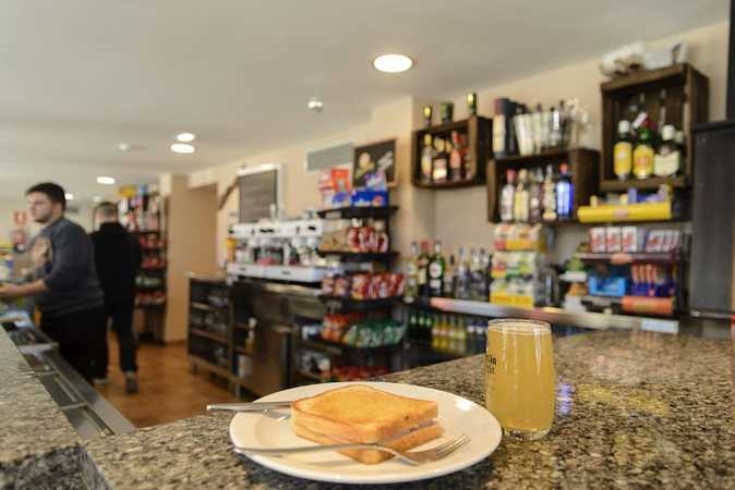 Fotografia tomada fuera de Cafetería Restaurante Salencias - restaurantes en Puebla de Lillo, León
