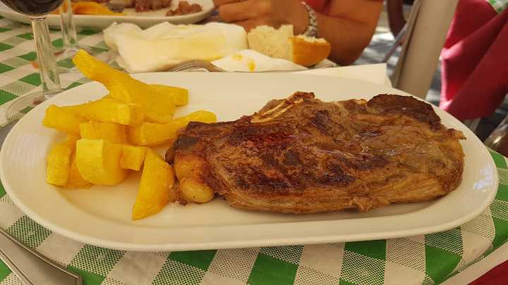 Fotografia tomada fuera de CAFETERÍA RÍO DUERO - restaurantes en Madrid, Madrid