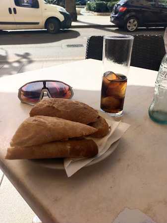 Fotografia tomada fuera de Cafeteria s'Abeurador - cafeterías en Felanitx, Baleares