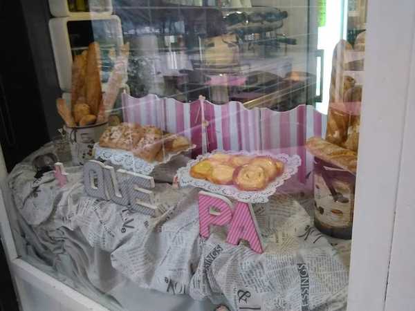 Fotografia tomada fuera de + Que pa! Panadería/Cafeteria/Pasteleria - Forn de pa en Badia del Vallès, Barcelona