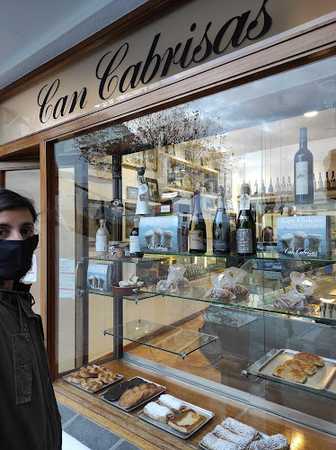 Fotografia tomada fuera de Can Cabrisas - Pastisseria en Cadaqués, Girona