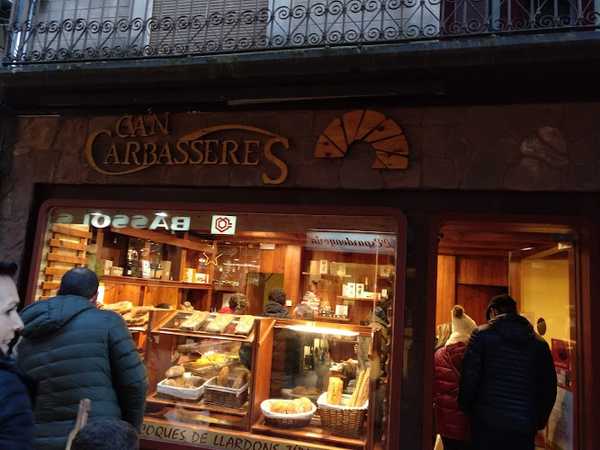 Fotografia tomada fuera de Can Carbasseres - Panadería en Olot, Girona