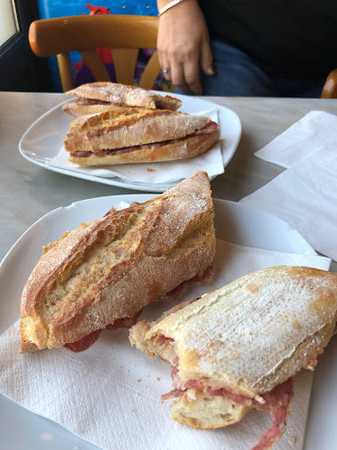 Fotografia tomada fuera de Can Danés - Bar en L'Hostalnou de Bianya, Girona